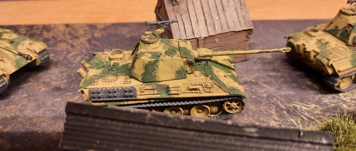 Mehrere Panther der 9. Panzerdivision rollen durch ein russisches Dorf.