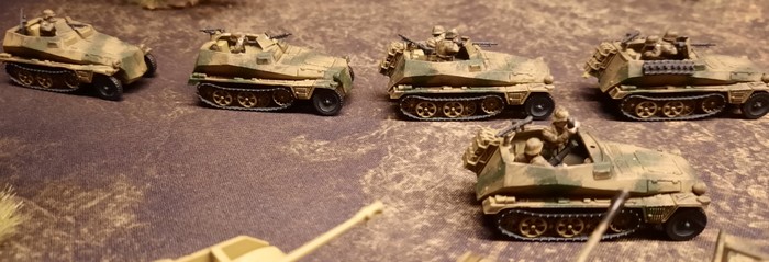 Schützenpanzerwagen des Panzer-Grenadier-Regiment 10 der 9. Panzer-Division im Vormarsch.