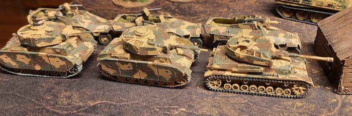 Panzer III und Panzer IV des Panzer-Regiment 3 der 2. Panzer-Division.