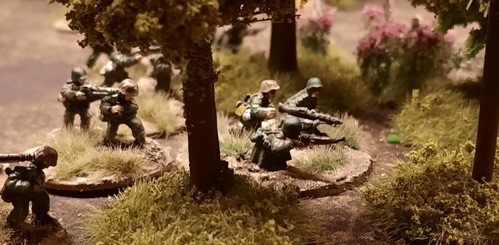 Ein HMG-Team mit MG42 des Panzer-Grenadier-Regiment 10 der 9. Panzer-Division 