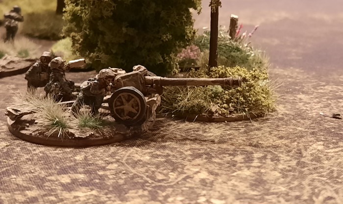 Eine Pak 40 der Panzerjäger-Abteilung 38 der 2. Panzer-Division in Stellung an einem Waldstück bei Kursk.