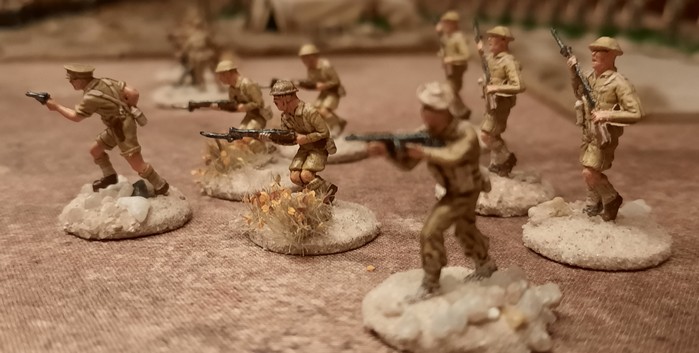 Ein paar Jungs der 5th Lancashire Fusiliers der 154th Infantry Brigade stürmen über die Deep Cut Game Mat "Savanna"