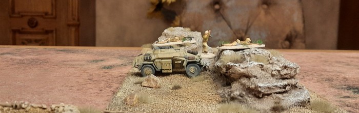 Ein Sd.Kfz.222 des Aufklärungs-Abteilung 33 hinter einem Hügel. 