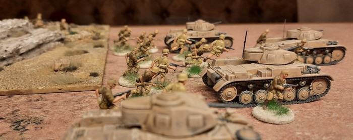 Einige Panzer II des Panzer-Regiment 8 unterstützen den Angriff des Schützen-Regiment 104