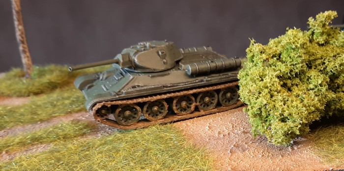 Der erste der beiden ehemals vernachlässigten und jetzt aufgemöbelten Italeri 7523 "T-34/76 Model 42" im Shturmigrader Stadtwald.