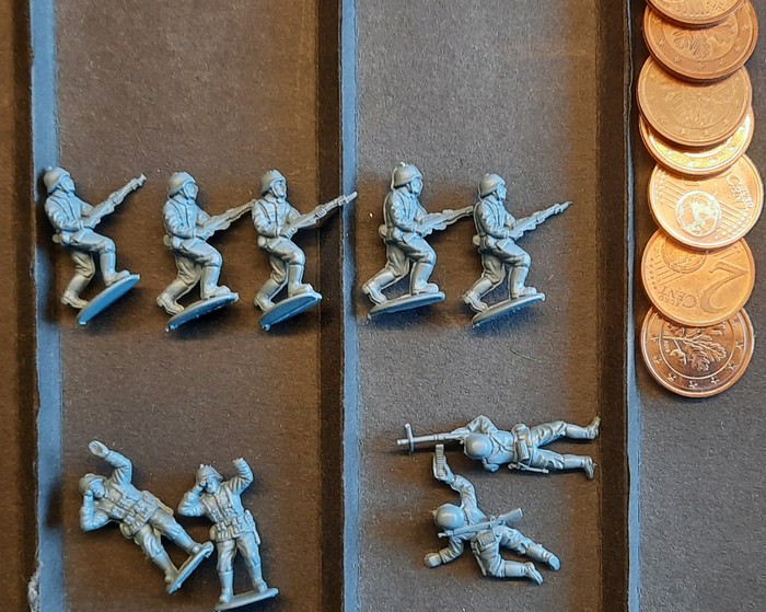 Hier die die Figuren aus dem Set Matchbox German Infantry noch unbemalt. Die Grate lassen sich nur schwer entfernen. Es gab also einen guten Grund, warum sie schon länger in der Krabbelkiste lagen.