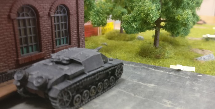 Ganz vorne auf der linken Flanke: ein StuG III Ausf. E.