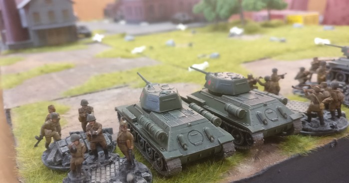 Eine Panzergruppe mit Schützen der Roten Armee.