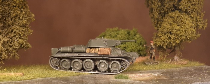 Der als Airfix-T-34/76 vermutete Panzer der 159. Panzerbrigade beim ersten Ausflug in den Shturmigrader Stadtwald. Am Fluss wird Halt gemacht.