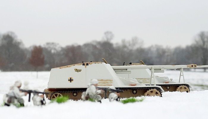 Die Sd.Kfz. 164 Pz.Jäger IVb Hornisse der Panzerjäger-Abteilung 41 der 6. Panzerdivision kümmert sich um die T-34 und die SU-152. Zwei MG-Teams des Schützen-Regiment 4 geben Nahdeckung gegen anstürmende Frontniks.