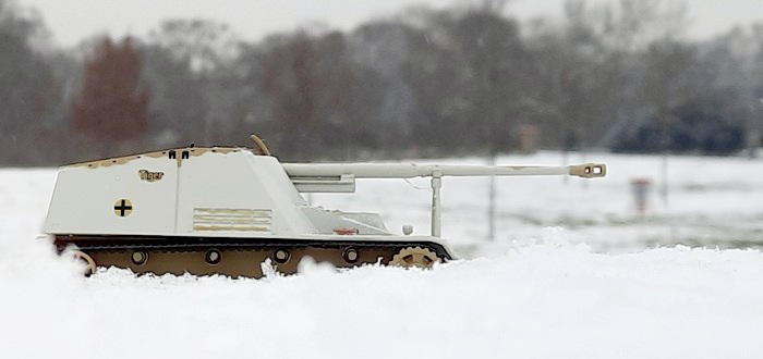 Die Sd.Kfz. 164 Pz.Jäger IVb Hornisse der Panzerjäger-Abteilung 41 der 6. Panzerdivision kümmert sich um die T-34 und die SU-152. Zwei MG-Teams des Schützen-Regiment 4 geben Nahdeckung gegen anstürmende Frontniks.