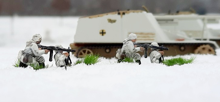 Die Sd.Kfz. 164 Pz.Jäger IVb Hornisse der Panzerjäger-Abteilung 41 der 6. Panzerdivision kümmert sich um die T-34 und die SU-152. Zwei MG-Teams des Schützen-Regiment 4 geben Nahdeckung gegen anstürmende Frontniks.