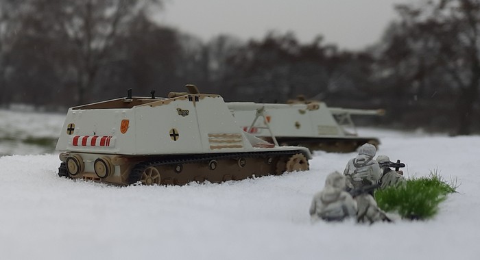 Die Sd.Kfz. 164 Pz.Jäger IVb Hornisse der Panzerjäger-Abteilung 41 der 6. Panzerdivision kümmert sich um die T-34 und die SU-152. Zwei MG-Teams des Schützen-Regiment 4 geben Nahdeckung gegen anstürmende Frontniks.