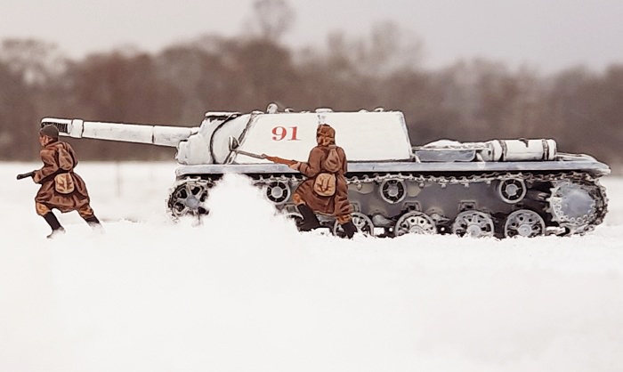 Die SU-152 des 1359. selbständigen Selbstfahr-Artillerie-Regiment und Schützen (die bekannten Siberian Riflemen 02516 von Revell) der 13. Schützendivision gehen vor. Die Weichsel-Oder-Operation rollt im Shturmigrader Stadtwald...