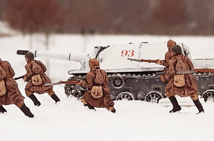 Die SU-152 des 1359. selbständigen Selbstfahr-Artillerie-Regiment und Schützen (die bekannten Siberian Riflemen 02516 von Revell) der 13. Schützendivision gehen vor. Die Weichsel-Oder-Operation rollt im Shturmigrader Stadtwald...