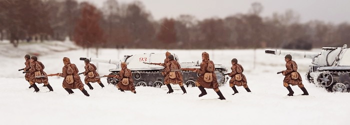 Die SU-152 des 1359. selbständigen Selbstfahr-Artillerie-Regiment und Schützen (die bekannten Siberian Riflemen 02516 von Revell) der 13. Schützendivision gehen vor. Die Weichsel-Oder-Operation rollt im Shturmigrader Stadtwald...