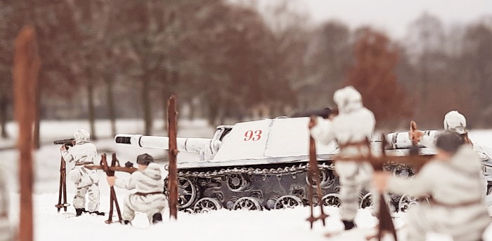 Die SU-152 des 1359. selbständigen Selbstfahr-Artillerie-Regiment und Schützen (die bekannten Siberian Riflemen 02516 von Revell) der 13. Schützendivision gehen vor. Die Weichsel-Oder-Operation rollt im Shturmigrader Stadtwald...