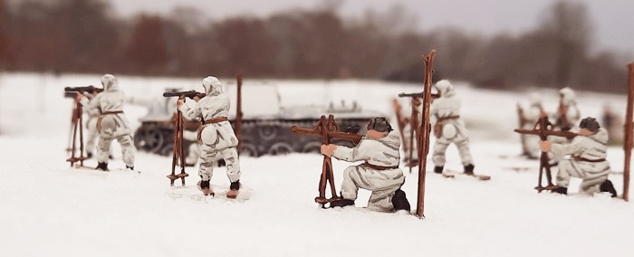 Die SU-152 des 1359. selbständigen Selbstfahr-Artillerie-Regiment und Schützen (die bekannten Siberian Riflemen 02516 von Revell) der 13. Schützendivision gehen vor. Die Weichsel-Oder-Operation rollt im Shturmigrader Stadtwald...