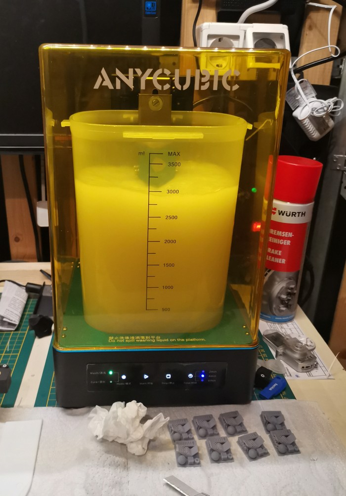 Der Anycubic Photon Zero SLA (Resin) 3D Druck mit vollem Magazin und @work... (Foto: Halvarson)