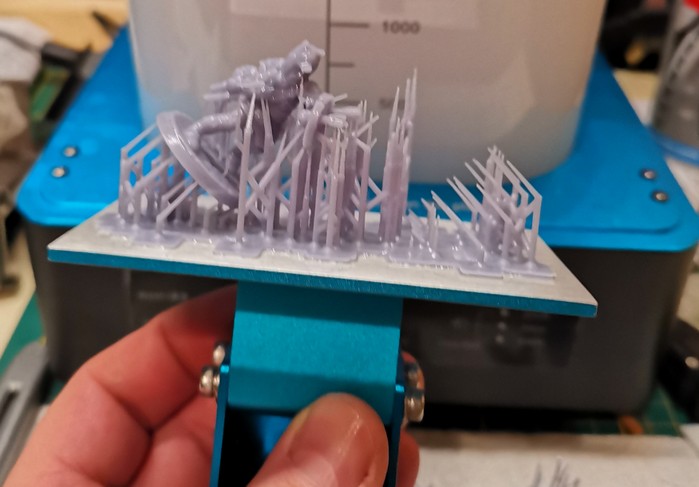 Halvarson hält ein Elaborat des Anycubic Photon Zero SLA (Resin) 3D Druck in Händen. Man erkennt die zahllosen Stützen, die nötig sind, eine formvollendete Figur zu erhalten. (Foto: Halvarson)