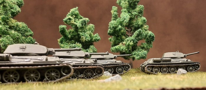 Gleich werden sich die vier T-34/76 der 117. Panzerbrigade in Marsch setzen.