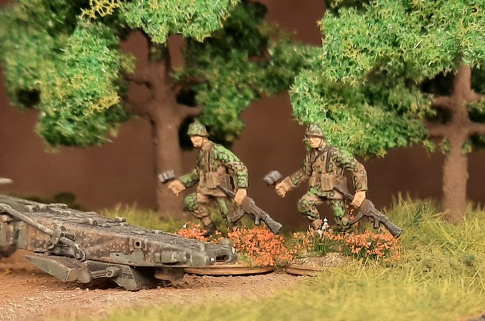 Die Herren des Panzergrenadier-Regiment 60 der 116. Panzer-Division in ihren Uniformen in Eichenlaubtarn "Frühling/Sommer" im Stadtwald in Shturmigrad-Süd.