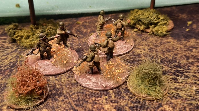 Drei seiner LMG Foot Groups  auf der anderen Seite der Rollbahn.