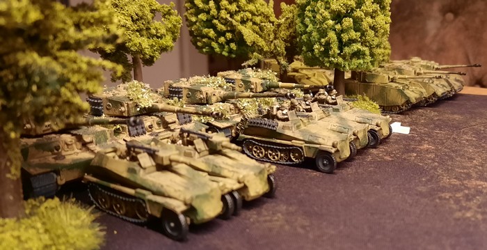 Feuerkraft satt: die Tiger I der schweren Panzerabteilung 503 und die Sd.Kfz. 250/8 – leichter Schützenpanzerwagen (7,5 cm KwK 37 (L/24) Stummel) des Panzer-Grenadier-Regiment 110.