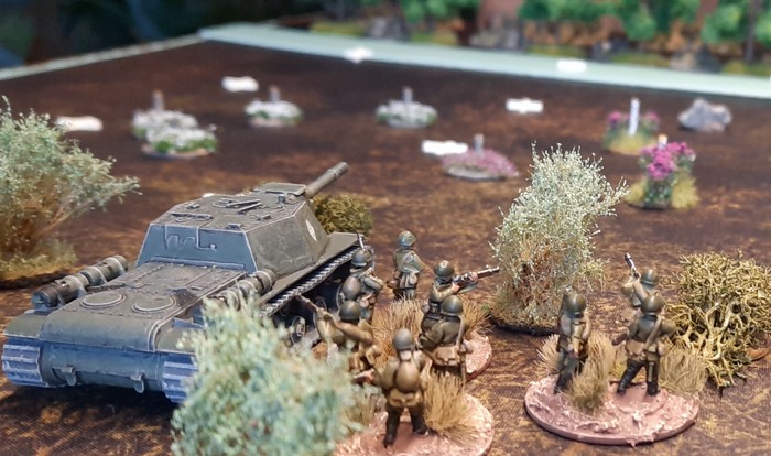 Eine andere Stellung auf der Höhe 107 mit Blick auf die Bereitstellungsräume der 11. Panzerdivision.