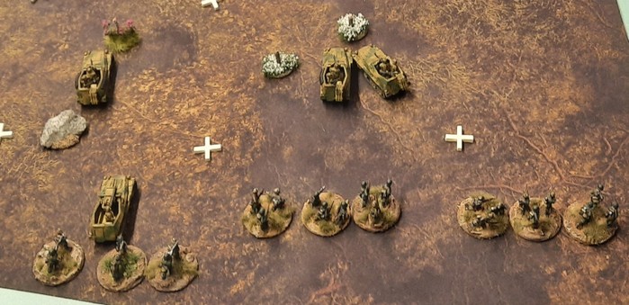 Das Gelände vor der Höhe 107. Die Grenadiere des Panzer-Grenadier-Regiment 110 stürmen durch das Partial Terrain. Die Sd.Kfz.250 geben Feuerunterstützung.