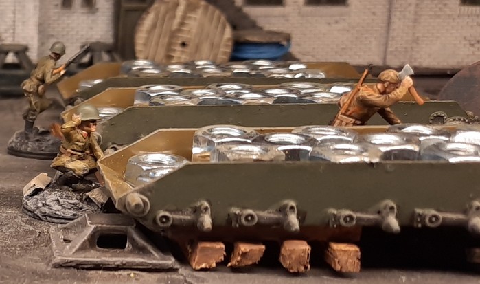 Die Panzerwannen der T-347/6 wurden bereits aufgebockt, um die Arbeiten leichter und schneller verrichten zu können.