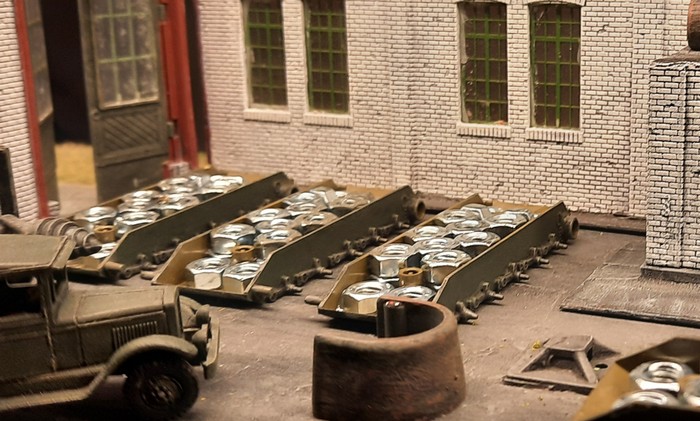 Hinten im Eck sind erste Panzerwannen fertig montiert.