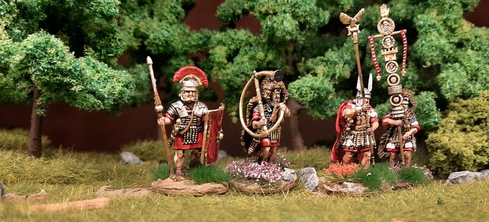 Das HQ-Team der Early Imperial Roman Legionaries Advancing von Victrix.