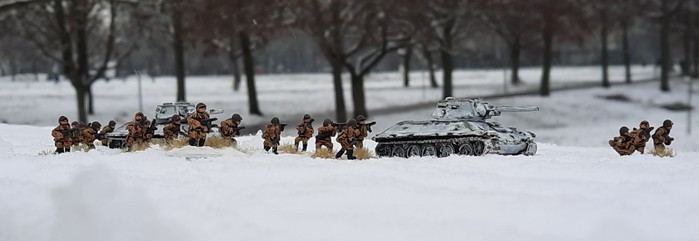 Die T-34/76 der 23. Panzerbrigade und die Schützen der 54. mechanisierte Brigade stürmen in der ersten Welle. Die Weichsel-Oder-Operation ist in vollem Gange.