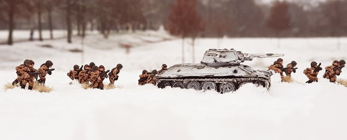 Die T-34/76 der 23. Panzerbrigade und die Schützen der 54. mechanisierte Brigade stürmen in der ersten Welle. Die Weichsel-Oder-Operation ist in vollem Gange.