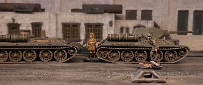 Aber siehe da, kaum taucht ein  NKWD-Mann auf, wird die Arbeit erledigt. Der erste fertige T-34...