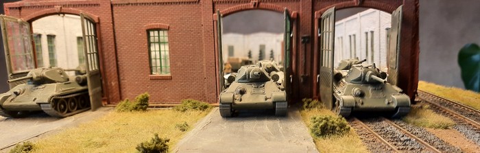 Da! Die ersten T-34/76 rollen aus der Fabrik!