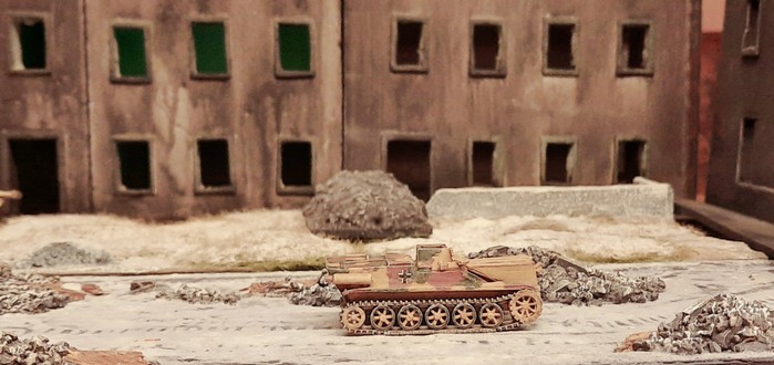 Der schwere Ladungsleger „Borgward B IV“ (Sd.Kfz. 301) der Panzer Abteilung 302 (fkl) passiert den freien Platz vor den Mietskasernen.