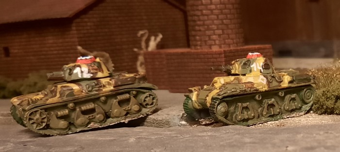 Ein Hotchkiss H35 und ein Renault R-35 in Baugröße 15mm für die Early War Armee.