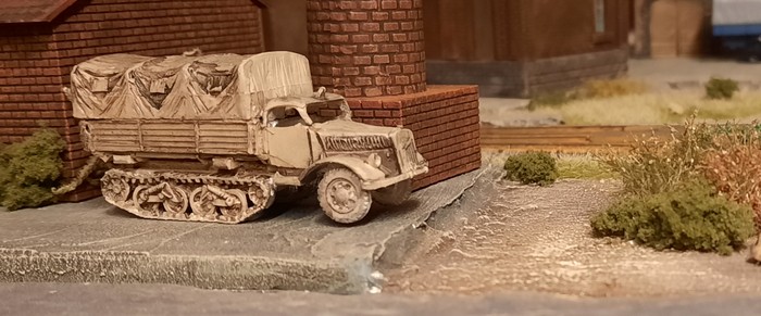 Ein Sonderkraftfahrzeug Sd.Kfz. 3 Maultier fand den Weg in die Unikornische Armee. Es ist bezeichnenderweise eines mit Plane, wie es kürzlich von führenden Generälen gefordert wurde.