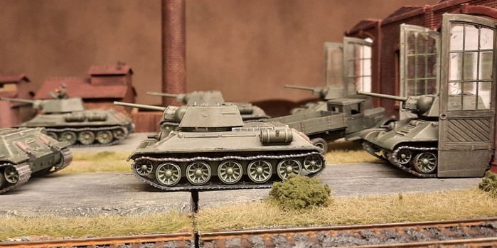 Die ersten fertigen T-34/76 von PSC rollen aus der Hallen.