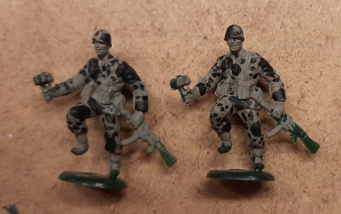 Making of Eichenlaubmuster Frühling/Sommer: Hier die wabernden schwarzen Flächen mit den umgebenden Punkten im Detail.