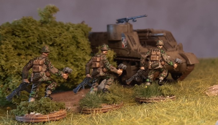 Ergebnis mit der Uniform im "Eichenlaubmuster Frühling/Sommer". Die neue Serie der Tüpfeltarner für mein Panzergrenadier-Regiment 60 der 116. Panzer-Division.