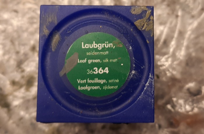 "Revell Aquacolor 36364 Laubgrün" - ein seidenmatter Farbton - ist der eine Kandidat. Ich setze kleine Farbtupfen damit auf die Figur.