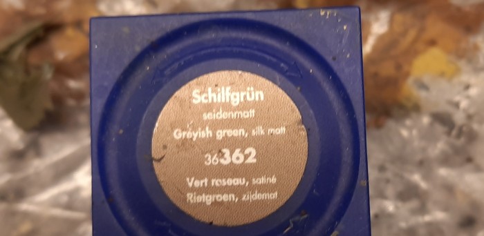 "Revell Aquaciolor 36362 Schilfgrün" ist der zweite Grünton-Kandidat, ebenfalls seidenmatt. Zusätzlich nehme ich noch "Revell Aquacolor 36314 Beige", ein gelblicher seidenmatter Farbton.