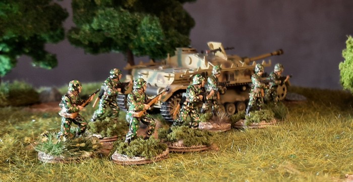 Jüngste Tüpfeltarner in der Sturmi Army: Panzergrenadier-Regiment 60 der 116. Panzer-Division in Erbsentarn bzw. Flecktarn Erbsenmuster