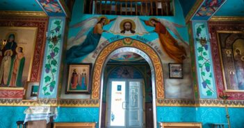 St. Alexeji: von der Statik und anderen Künsten. Auf dem Foto: Die reichverzierte Einrichtung der Kirche von St. John Chrysostom in Pokrov in der Ukraine, Eingang zum Tempel. (Foto: shutterstock - Tanya Kalian)