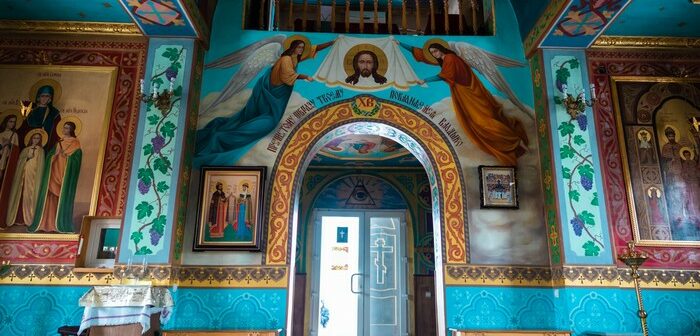 St. Alexeji: von der Statik und anderen Künsten. Auf dem Foto: Die reichverzierte Einrichtung der Kirche von St. John Chrysostom in Pokrov in der Ukraine, Eingang zum Tempel. (Foto: shutterstock - Tanya Kalian)