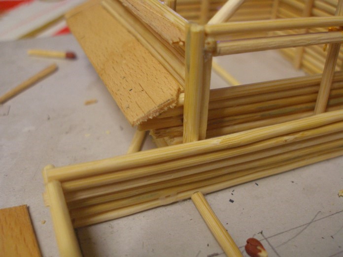 Hier kann man gut die Verstärkungsbalken sehen; Jedes Holzstück ist separat verklebt und/oder mit „Seil“ nochmals verbunden (Der große Mittelbalken)
