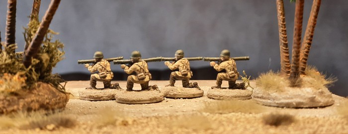 Vier Bazooka Schützen der 3rd US Infantry am Strand von Fedala...